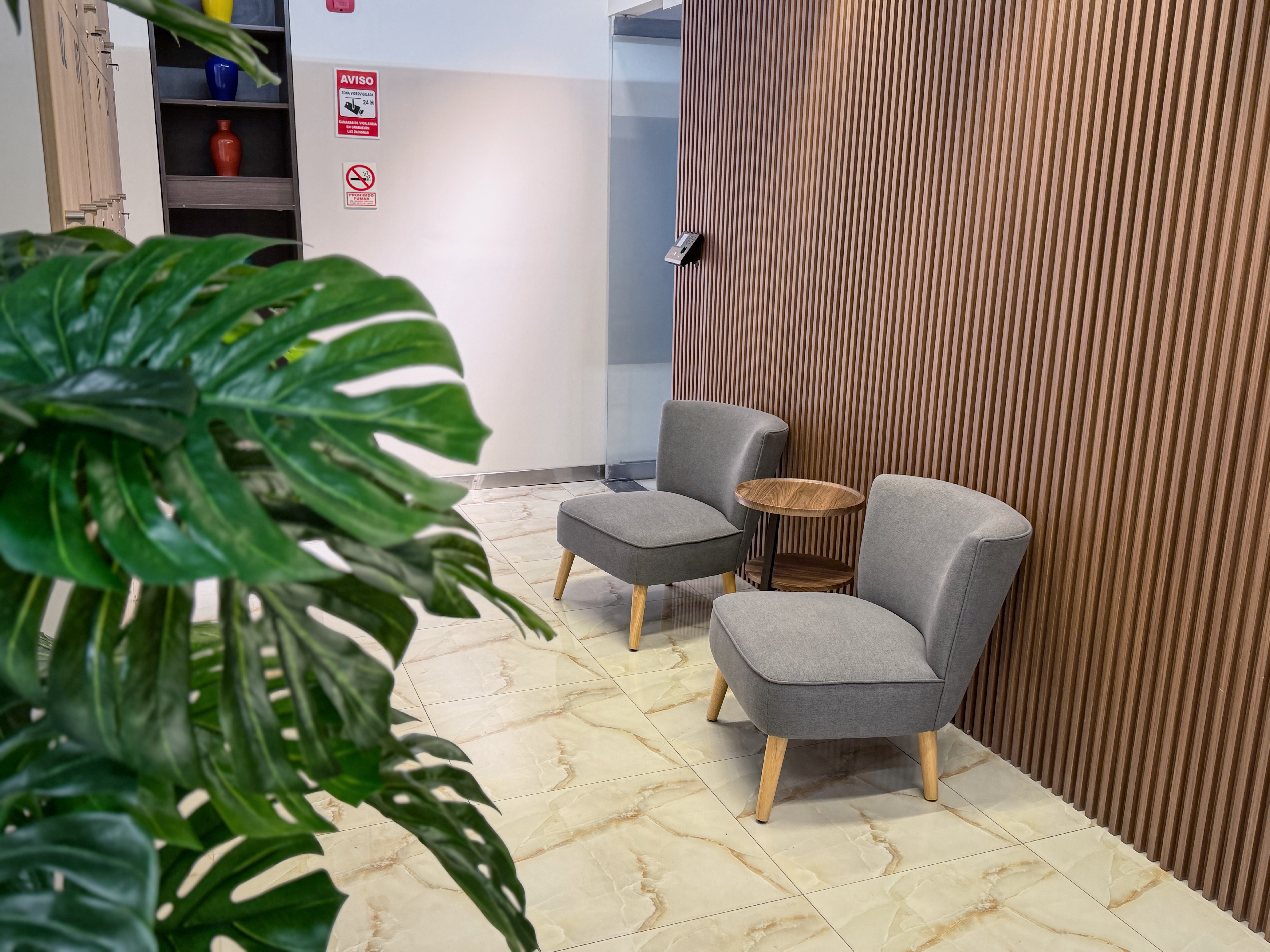Recepción 24/7 con sala de espera, lockers y café